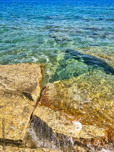 Fototapeta Naklejka Na Ścianę i Meble -  Kamienista plaża nad Morzem Śródziemnym. Wyspa Kreta, Grecja.
