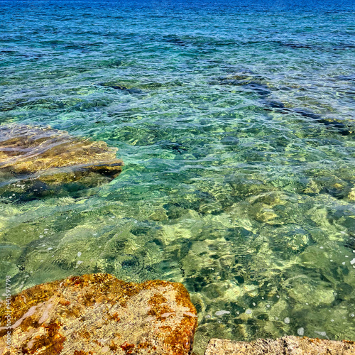 Fototapeta Naklejka Na Ścianę i Meble -  Kamienista plaża nad Morzem Śródziemnym. Wyspa Kreta, Grecja.