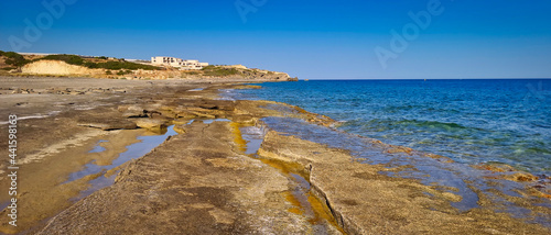 Kamienista plaża nad Morzem Śródziemnym. Wyspa Kreta, Grecja.