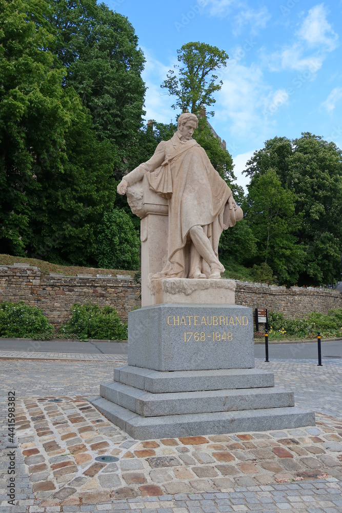 Obraz premium Statue de Chateaubriand à Combourg