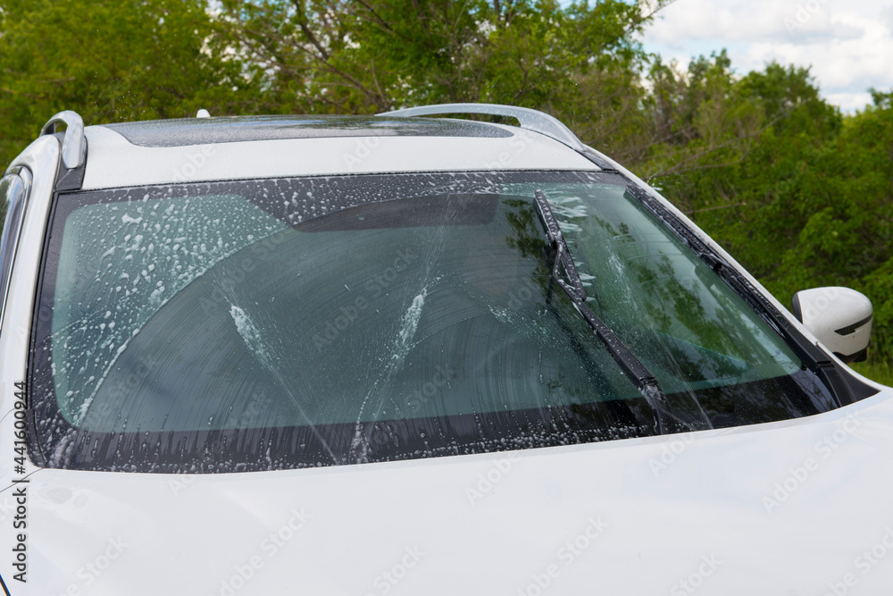 Obraz premium Cleaning the car windshield