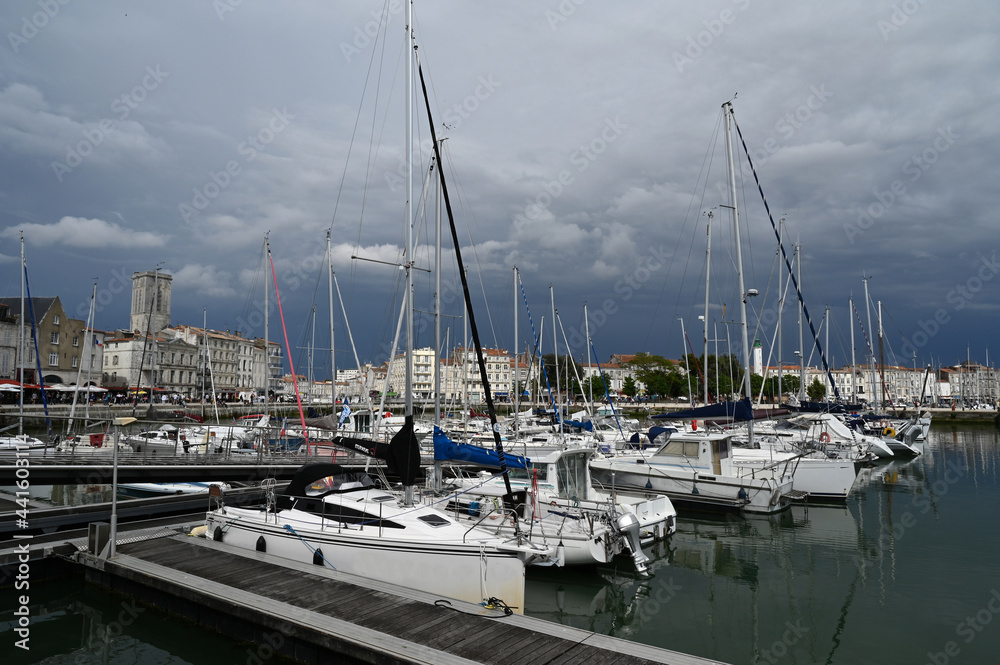 Bateaux amarrés dans le port de plaisance de La Rochelle