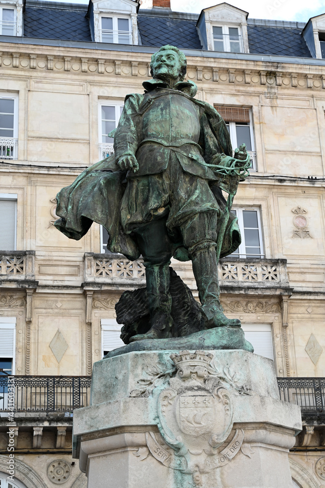 Statue de l'amiral Duperré place de Barentin à La Rochelle