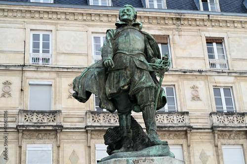 Statue de l'amiral Duperré place de Barentin à La Rochelle