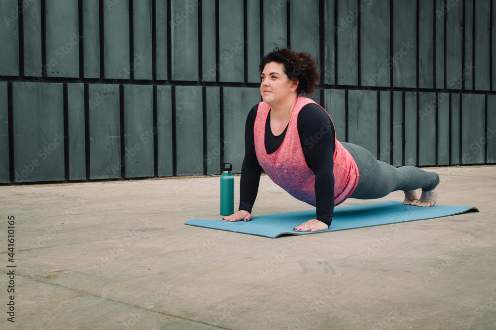 Fototapeta premium woman practising fat burning exercices with copyspace