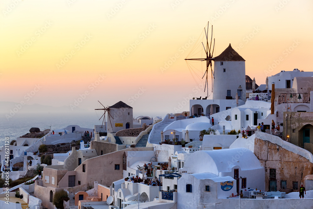 Fototapeta premium Sunset of Oia village in Santorini