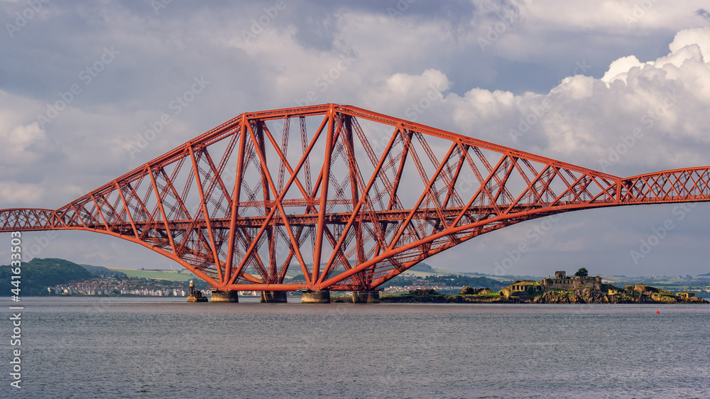Fototapeta premium Forth Bridge, the impressing railway bridge over the Firth of Forth near Edinburgh, Scotland