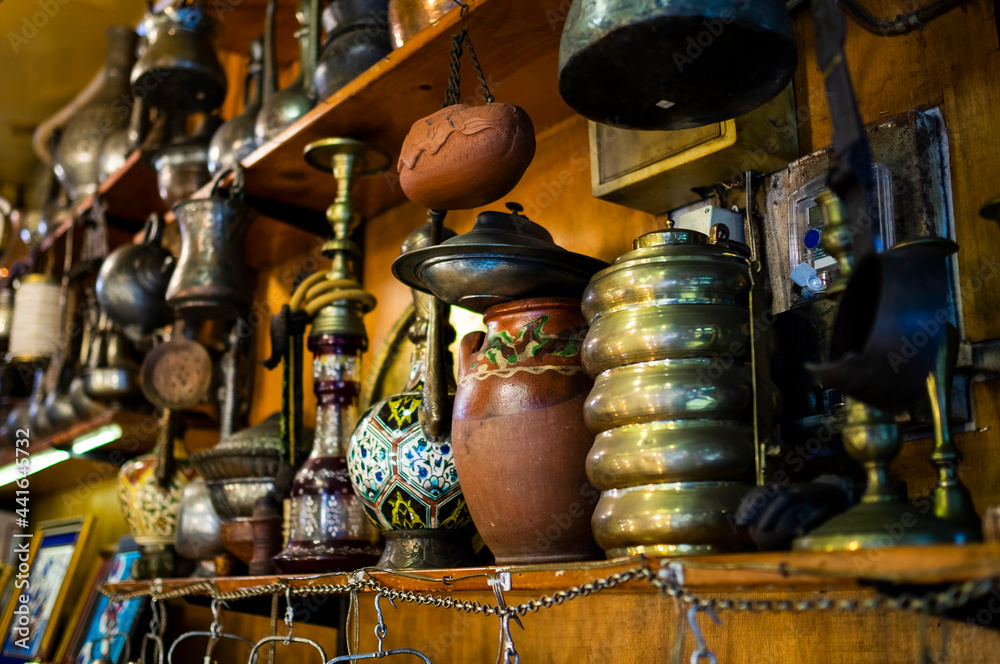 Antique dishes and souvenirs at the Istanbul market, Turkey