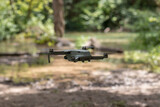 Dron volando en un bosque