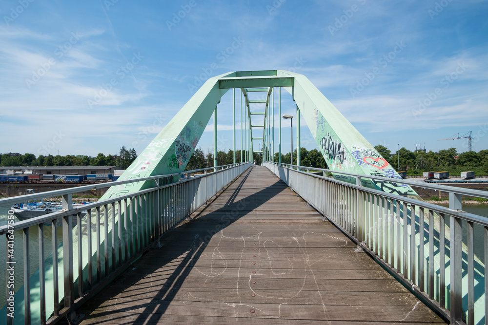 Brücke über der Einfahrt zum Niehler Hafen bei Köln