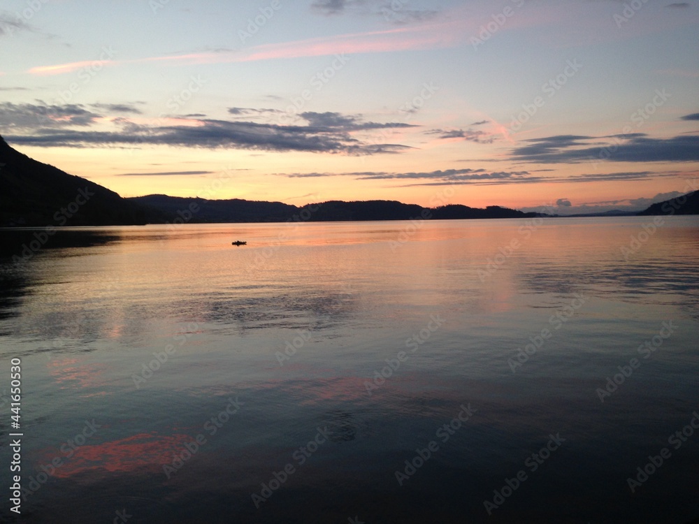 Naklejka premium sunset over the lake