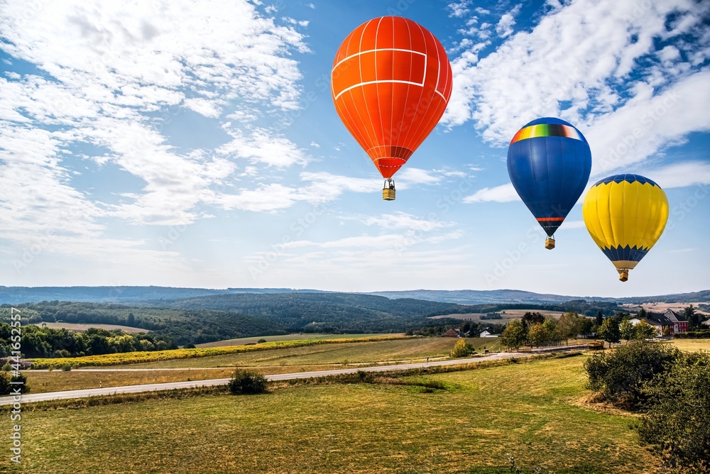 Naklejka premium balloon against the backdrop of sky and sunset, silence of nature