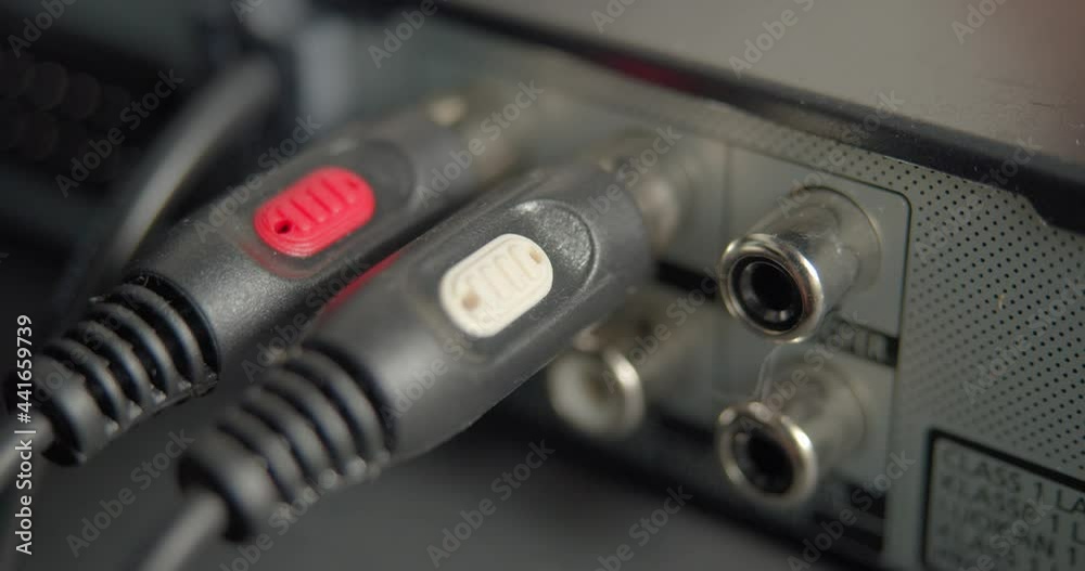 Connect the RCA audio plug to the jack. Right and left channels of stereo sound are inserted into the equipment. Connect the RCA audio plug to the jack. Right and left channels of stereo sound are inserted into the equipment.