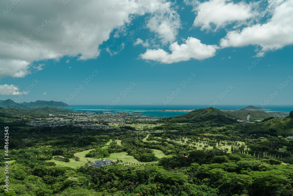 panoramic view of Oʻahu's windward side with views of Kāneʻohe, Kāneʻohe Bay, and Kailua. Nuuanu Pali Lookout，Honolulu, Oahu, Hawaii
