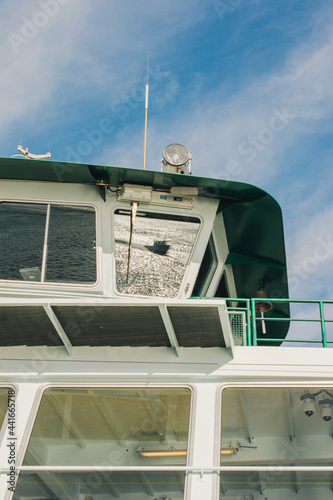 Photo ferry boat with speed boat reflected in window