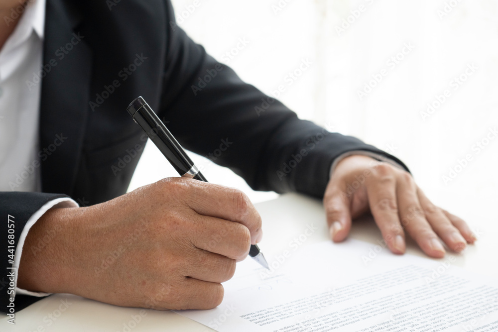 horizontal close-up photo Asian businessmen sitting at a desk holding paper, signing contracts, pen mortgages, leases, hours of employment or partnership agreement
horizontal close-up photo Asian businessmen sitting at a desk holding paper, signing contracts, pen mortgages, leases, hours of employment or partnership agreement