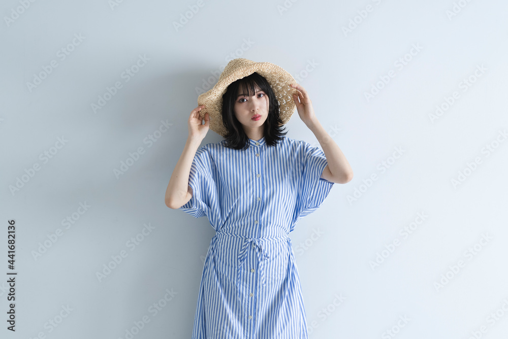 麦わら帽子の女性