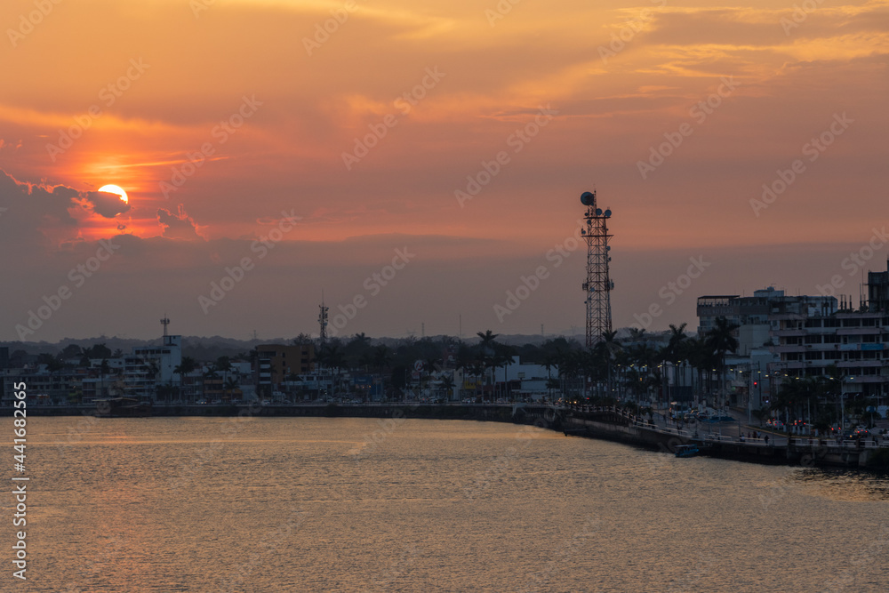 Puesta de sol desde el puerto de los bellos atardeceres Tuxpan, Veracruz, México.