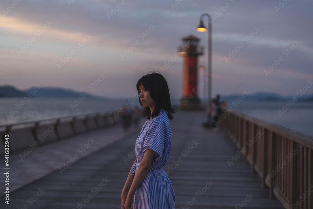 夕暮れの海にいる女性 夕暮れの海にいる女性