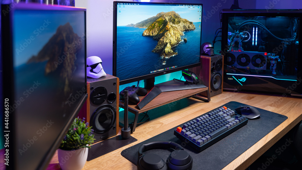 Foto de KL, MALAYSIA June 26th, 2021 A Work From Home Office Setup. HTPC, Hackintosh PC