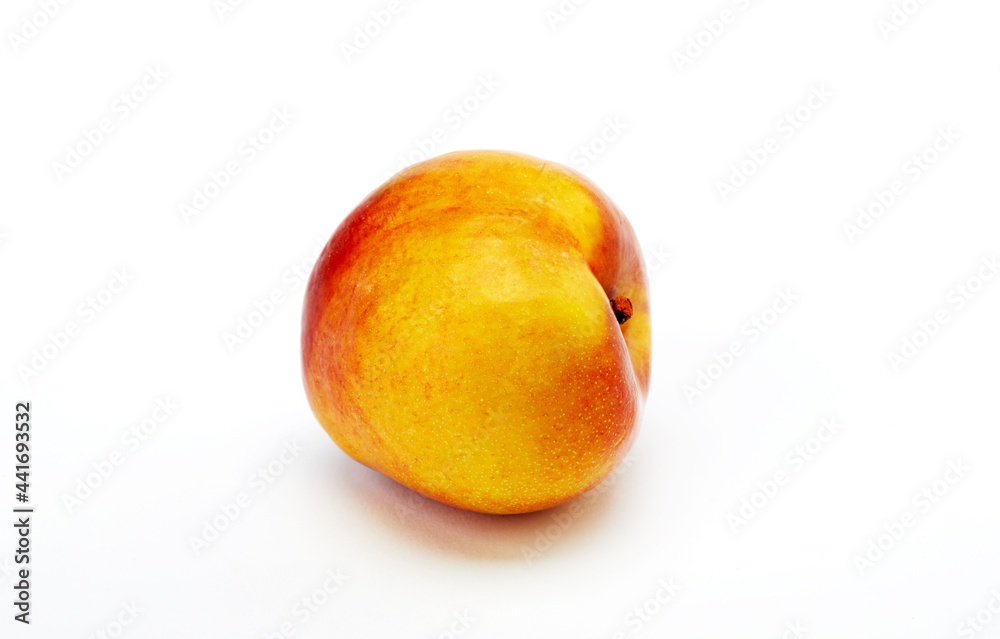 흰 배경 위의 맛있는 자두 열매