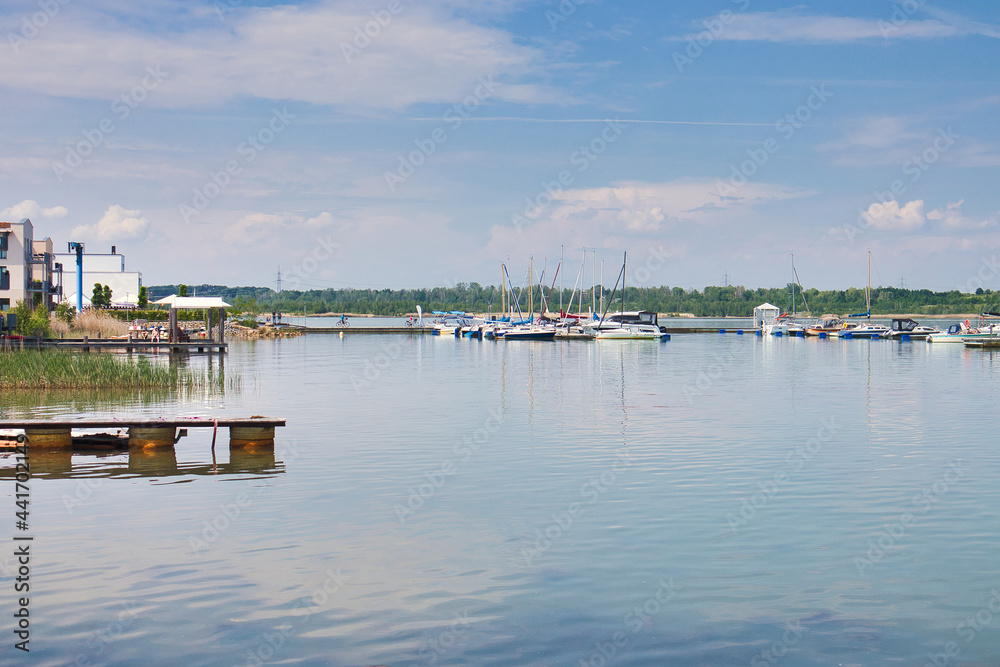 Blick auf den Hainer See, Anleger, Boot, Neukieritzsch, Sachsen, Deutschland