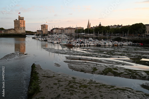 Vieux port à marée basse avec les tours Saint-Nicolas et de la Chaîne à La Rochelle