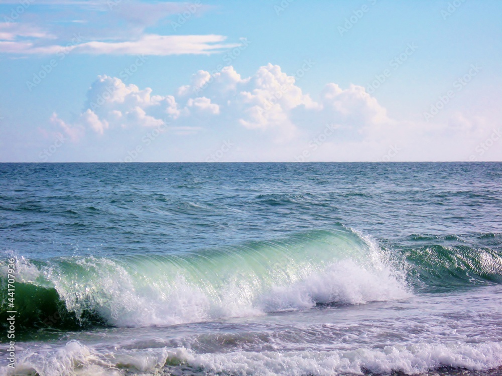 夏の空と海　積乱雲と砂浜に打ち寄せる太平洋の荒波