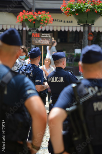 Polska policja na zabezpieczeniu zgromadzenia Wrocław Rynek.  photo