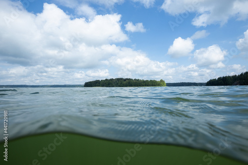 Foto Beautiful lake with blue sky and white clouds