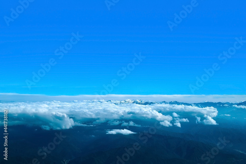 青空と雲と山
