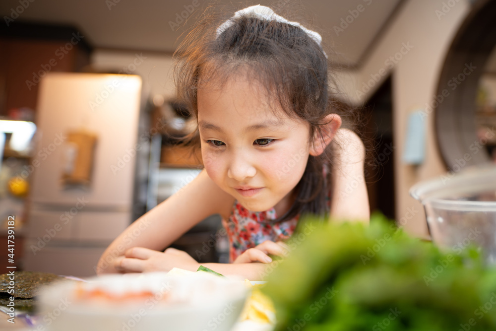 食事が楽しみな少女 食事が楽しみな少女