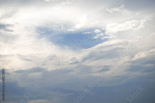 空の風景(曇り空) 光を浴びて輝く雲から覗く青空