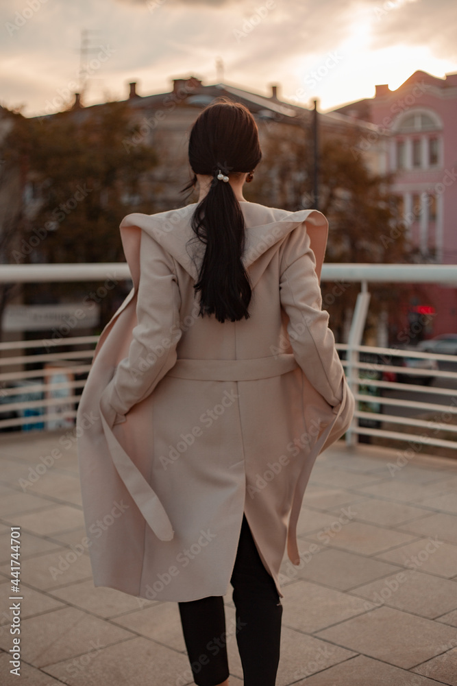 Obraz premium young girl with ponytail waking in the city