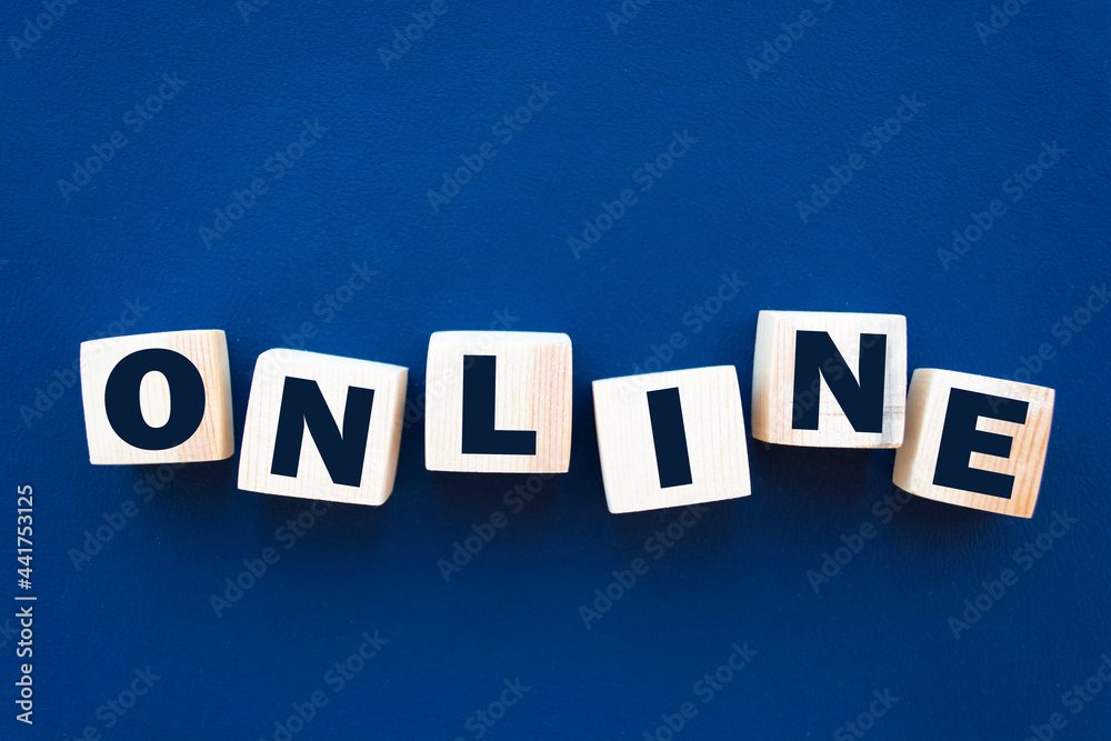 Obraz premium wooden cubes with the word online. Online business concept.