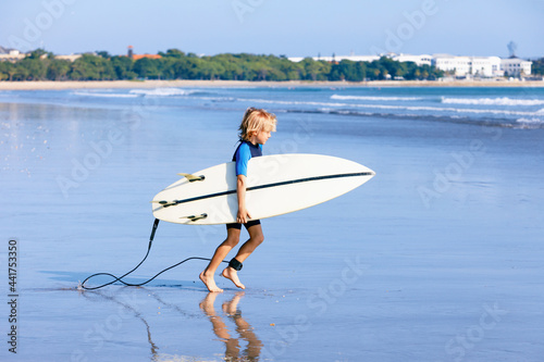 Photography Young surfer run to ride on surfboard on sea waves