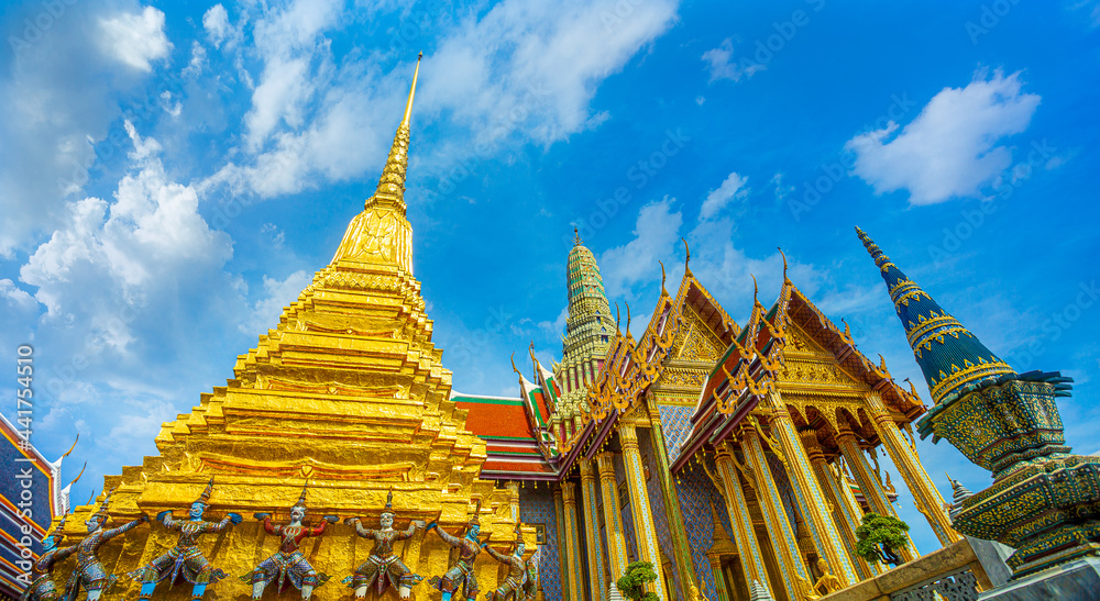Fototapeta premium Wat Phra Kaeo, Temple of the Emerald Buddha Wat Phra Kaeo is one of Bangkok's most famous tourist sites and it was built in 1782 at Bangkok, Thailand