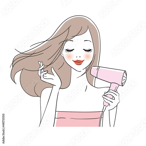 ドライヤーで髪を乾かす女性
