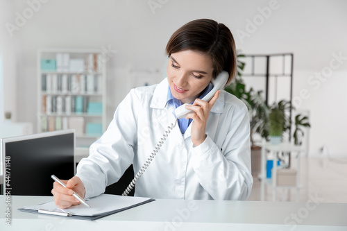 Female medical assistant wo...