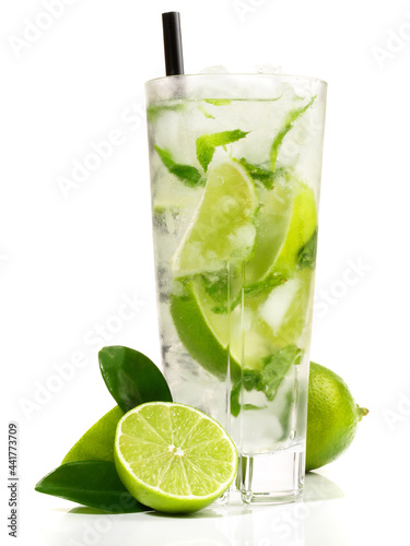 Mojito Cocktail mit Limette und Minze - Freigestellt
