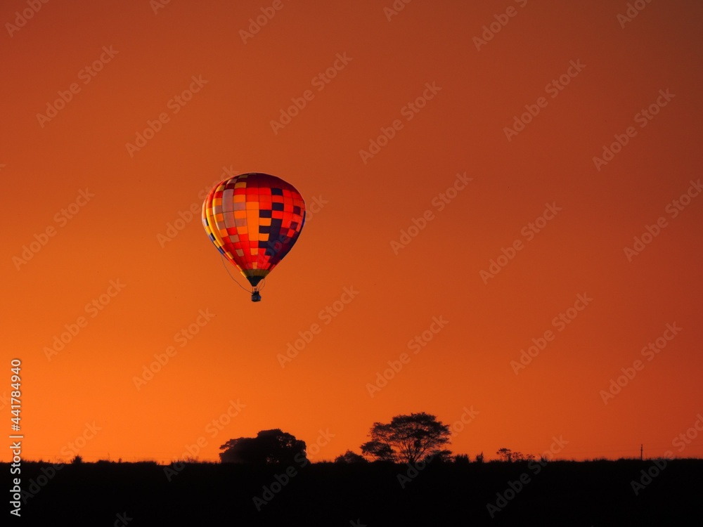 Obraz premium balloon flying in the sunset