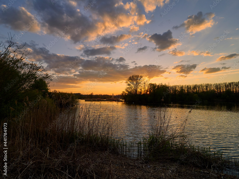 Obraz premium Sonnenuntergang im Vogelschutzgebiet NSG Garstadt bei Heidenfeld im Landkreis Schweinfurt, Unterfranken, Bayern, Deutschland