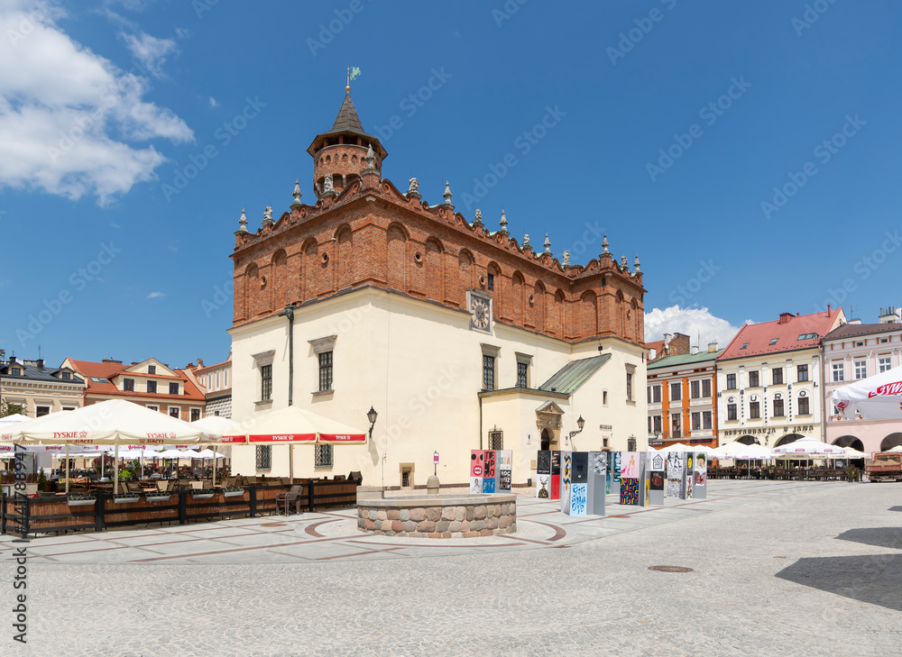 Tarnów, Polska – 10 czerwca, 2021. Wystawa Konfrontacje Plakatu Studenckiego przed ratuszem w Tarnowie.