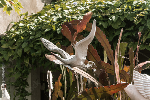 Biała rzeźba ptaka.