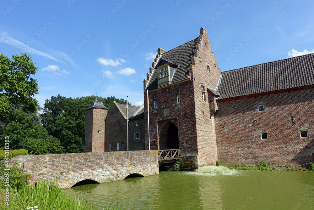 Burg Heimerzheim, Wasserburg aus dem 14. Jahrhundert