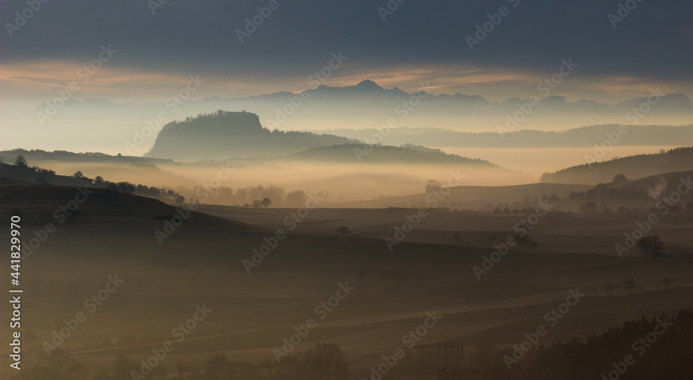 Hohentwiel und Alpenpanorama am frühen Morgen