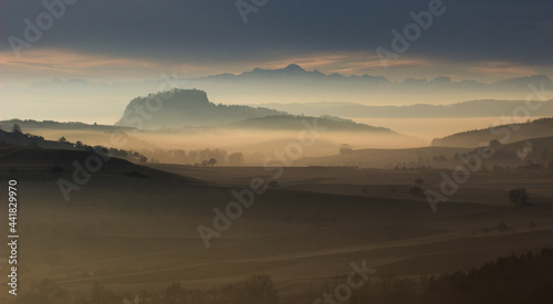 Hohentwiel und Alpenpanorama am fr  hen Morgen
