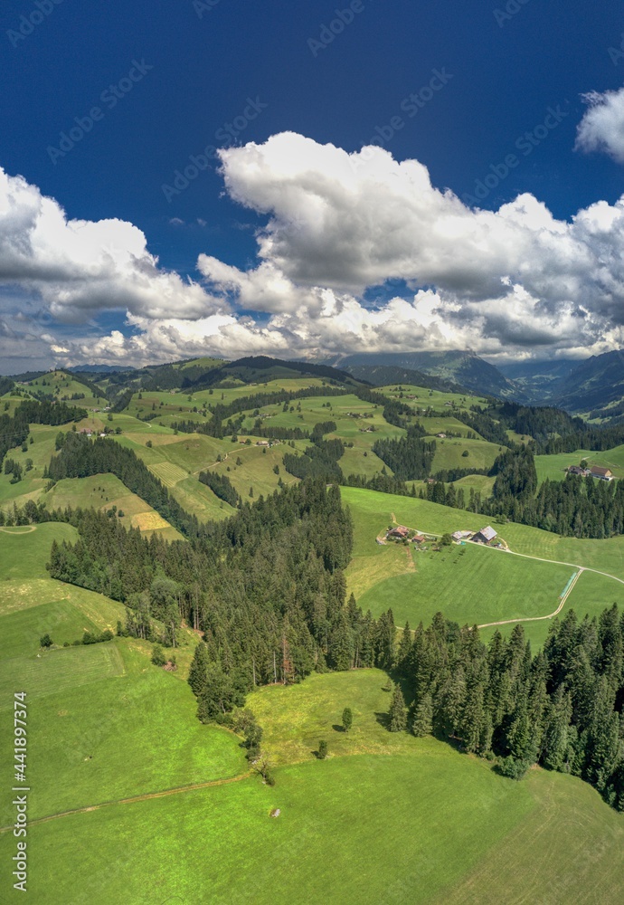 Ein Einblick ins Emmental im Kanton Bern, Schweiz (Juni 2021) Ein Einblick ins Emmental im Kanton Bern, Schweiz (Juni 2021)