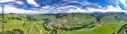 Die Gemeinde Entlebuch im Kanton Luzern aus der Luft betrachtet, Schweiz (Juni 2021) © Zarathustra