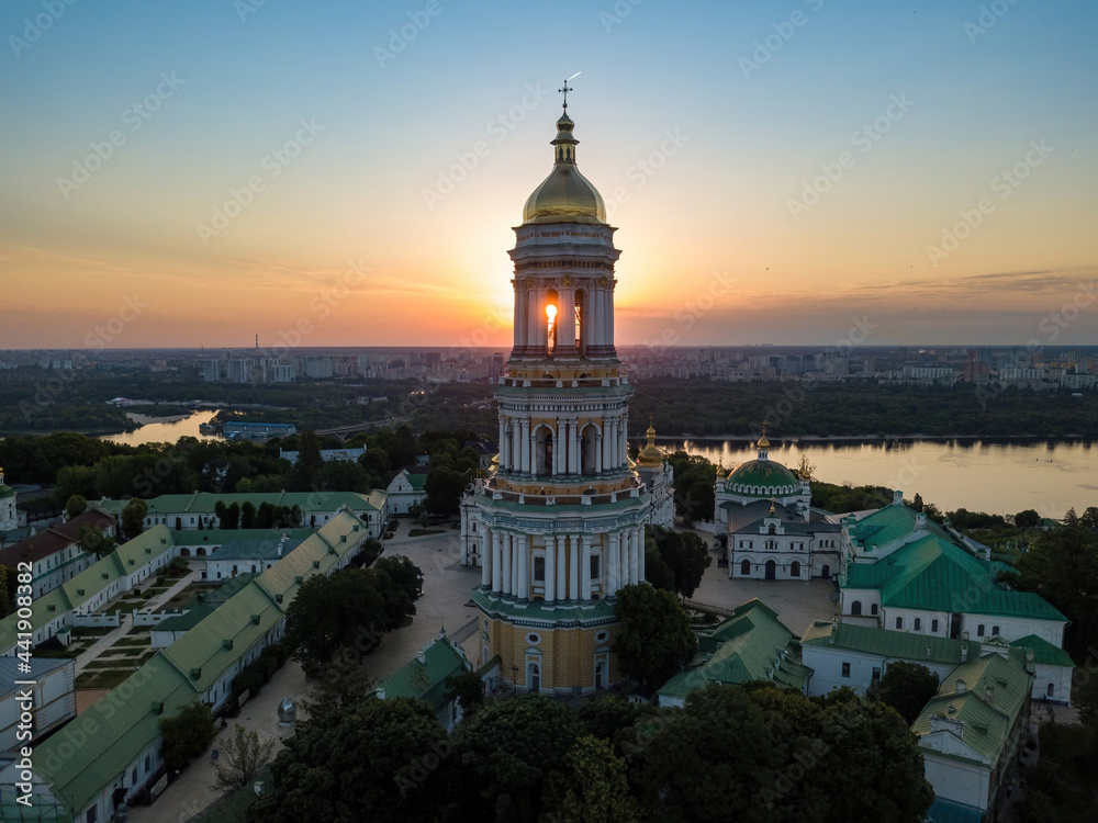 Obraz premium Kiev Pechersk Lavra at dawn. Clear morning. Aerial drone view.